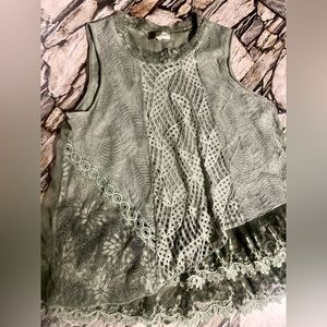 Women’s 1X couture, layered shirt